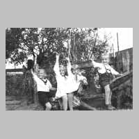 113-0011 Weissensee im Herbst 1932. Im Garten von Krause die Kinder Gerd, Gisela, Hannelore und Horst.jpg
